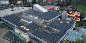 PV system of the "BürgerEnergiegenossenschaft Karlsruhe Ettlingen eG" (energy community) on the roof of the indoor swimming pool of Ettlingen. Bürgerenergiegenossenschaft, Photovoltaikanlage, PV-Anlage.
